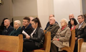 Zebrani w kościele słuchacze